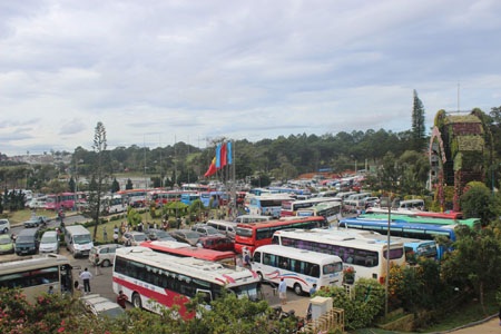 vào Vườn hoa thành phố luôn trong tình trạng kẹt cứng xe khách tham quan đợt nghỉ lễ
