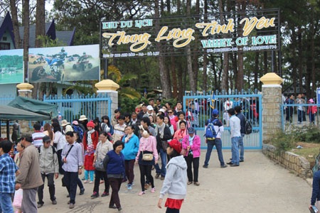 Du khách đến Khu du lịch Thung lũng Tình yêu không ngừng tăng.