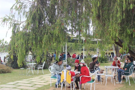 Một góc nhỏ quán cà phê ven Hồ Xuân Hương cũng nhộn nhịp hơn ngày thường.