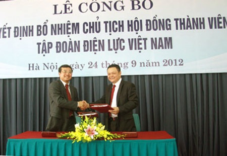 Chủ tịch EVN trở lại làm Thứ trưởng Công Thương - 1 Ông Hoàng Quốc Vượng (trái) khi nhận quyết định bổ nhiệm làm Chủ tịch EVN hơn 2 năm trước.