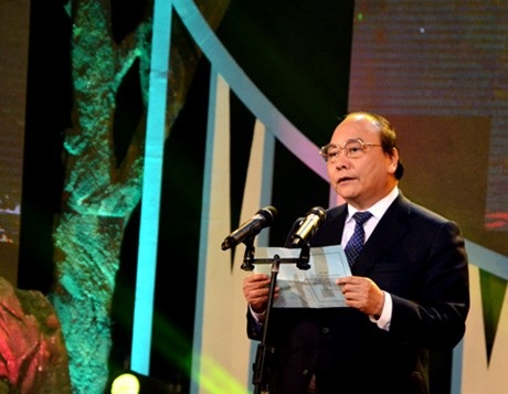 Chung tay, góp sức xây nhịp cầu yêu thương - 1 Phó Thủ tướng Nguyễn Xuân Phúc phát biểu tại Chương trình Nhịp cầu yêu thương, tối 17/1.