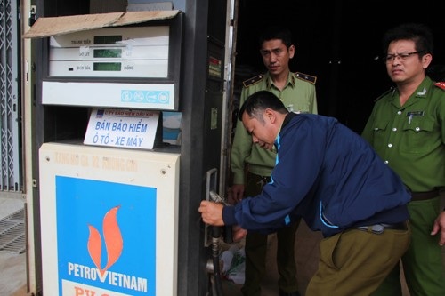 Bắt quả tang cây xăng vùng sâu gắn chíp gian lận - 1 Normal