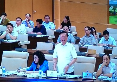 Bộ trưởng Tài chính Đinh Tiến Dũng tại phiên họp Thường vụ Quốc hội.