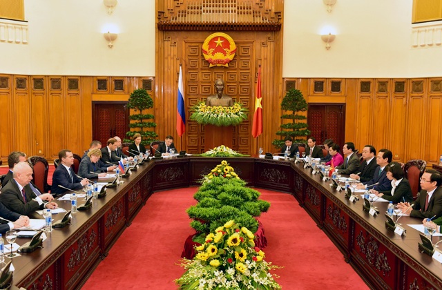 Những hình ảnh, phát ngôn ấn tượng trong hội đàm cấp cao Việt – Nga - 3 2 Thủ tướng vui vẻ trò chuyện trong lễ đón trang trọng tại Phủ Chủ tịch.