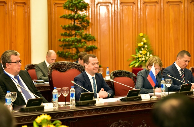 Những hình ảnh, phát ngôn ấn tượng trong hội đàm cấp cao Việt – Nga - 4 2 Thủ tướng vui vẻ trò chuyện trong lễ đón trang trọng tại Phủ Chủ tịch.