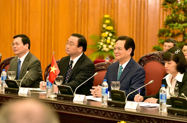 Những hình ảnh, phát ngôn ấn tượng trong hội đàm cấp cao Việt – Nga - 5 2 Thủ tướng vui vẻ trò chuyện trong lễ đón trang trọng tại Phủ Chủ tịch.