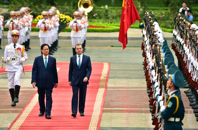 Những hình ảnh, phát ngôn ấn tượng trong hội đàm cấp cao Việt – Nga - 1 Thủ tướng 2 nước duyệt đội danh dự.