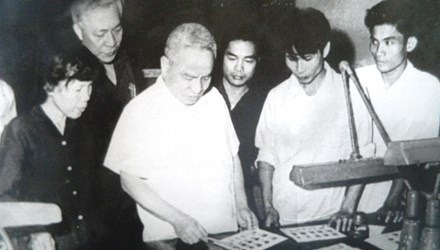 Bộ trưởng Trần Quốc Hoàn (thứ 3 từ trái sang) thăm và làm việc với lãnh đạo Sở Công an TPHCM.