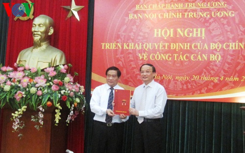 Nhân sự mới Ban Nội chính Trung ương - 1 Đồng chí Tô Huy Rứa trao quyết định cho đồng chí Hà Ngọc Chiến. Ảnh Vov.vn