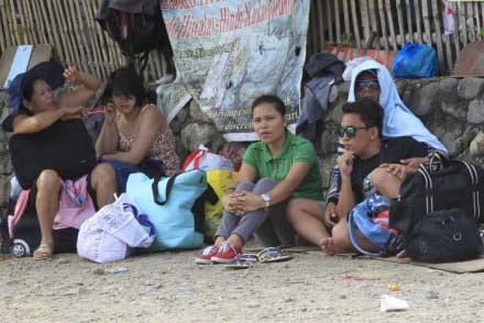 Bão mạnh Maysak đổ bộ vào Biển Đông - 2 Hành khách bị mắc kẹt trên đảo Marinduque, miền trung Philippines. Ảnh: Reuters