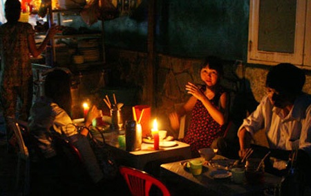 Hà Nội từng trải qua nhiều mùa hè nắng nóng phải cắt điện luân phiên.