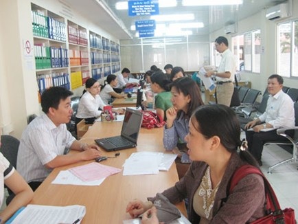 Cắt giảm thủ tục thuế, bảo hiểm gây phiền hà cho người dân - 1 Hướng dẫn người dân giải quyết thủ tục thuế (ảnh minh hoạ).