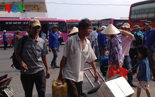 Sau nghỉ lễ, xe ôm “chạy sô hết công suất” tại Bến xe Giáp Bát - 5 Dòng người nhễ nhại dưới nắng hè gay gắt, khiến không khí bến xe trở nên ngột ngạt