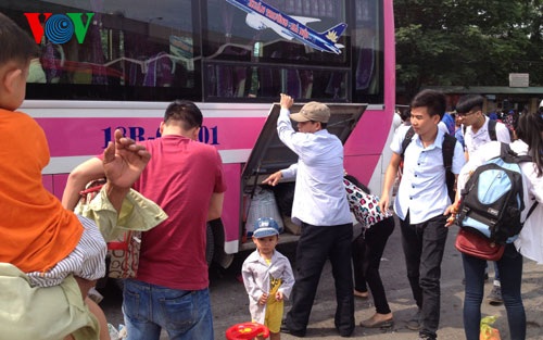 Sau nghỉ lễ, xe ôm “chạy sô hết công suất” tại Bến xe Giáp Bát - 8 Lực lượng bảo vệ ở bến xe căng mình phân luồng dòng xe vào bến giữa trời nắng oi ả