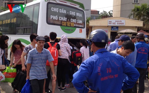 Sau nghỉ lễ, xe ôm “chạy sô hết công suất” tại Bến xe Giáp Bát - 9 Lực lượng bảo vệ ở bến xe căng mình phân luồng dòng xe vào bến giữa trời nắng oi ả
