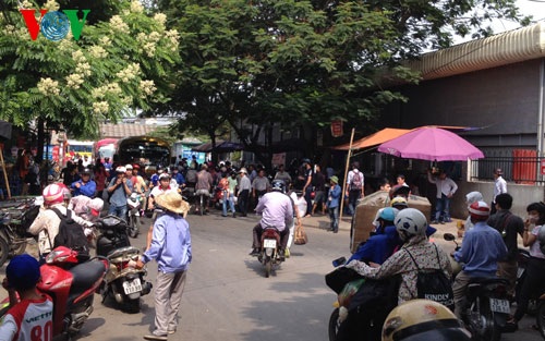 Sau nghỉ lễ, xe ôm “chạy sô hết công suất” tại Bến xe Giáp Bát - 11 Trong bến, taxi cũng đỗ đón khách dày đặc.