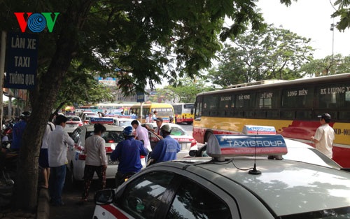 Sau nghỉ lễ, xe ôm “chạy sô hết công suất” tại Bến xe Giáp Bát - 12 Trong bến, taxi cũng đỗ đón khách dày đặc.