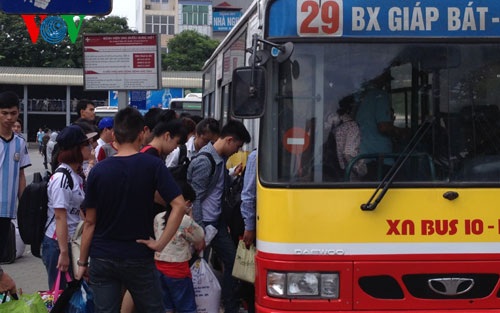 Sau nghỉ lễ, xe ôm “chạy sô hết công suất” tại Bến xe Giáp Bát - 14 Những tuyến xe buýt cũng chật như “nêm cối”.