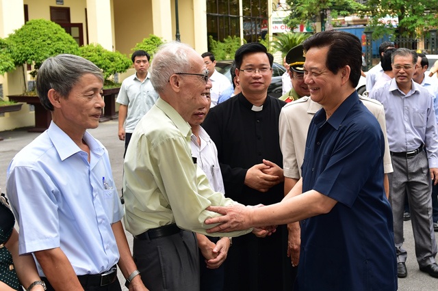 Thủ tướng: Giữ chủ quyền biển đảo đúng với thực tế lịch sử - 1 Cử tri huyện Thủy Nguyên chào đón Thủ tướng (ảnh: Chinhphu.vn).