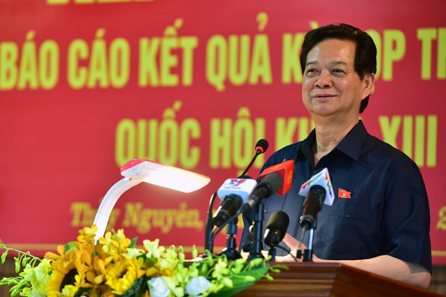 Thủ tướng: Giữ chủ quyền biển đảo đúng với thực tế lịch sử - 2 Cử tri huyện Thủy Nguyên chào đón Thủ tướng (ảnh: Chinhphu.vn).