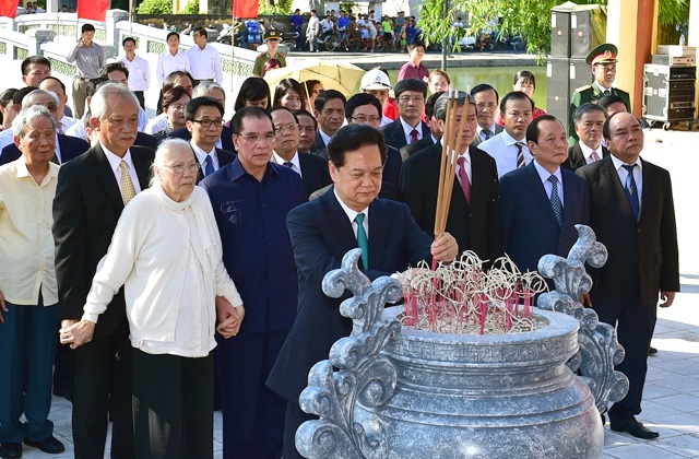 Thủ tướng dâng hương tưởng niệm Tổng Bí thư Nguyễn Văn Linh - 1 Thủ tướng dâng hương tưởng niệm Tổng Bí thư Nguyễn Văn Linh