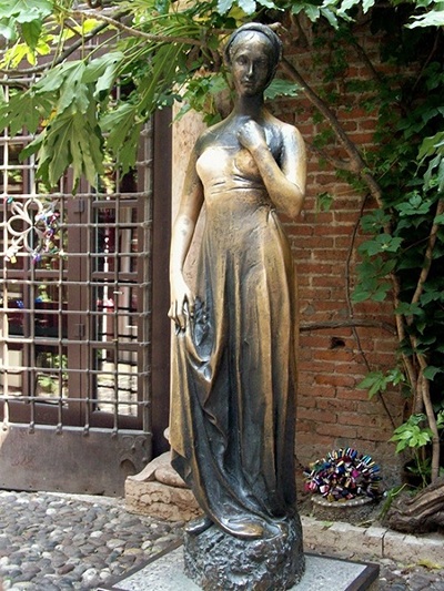 Thăm nhà nàng Juliet nhân ngày Valentine - 2 Bức tượng nàng Juliet ở lối vào nhà.