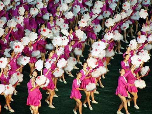 Người Mỹ thích du lịch Triều Tiên - 1 Các cô gái Triều Tiên trong một điệu múa lễ hội ở Bình Nhưỡng