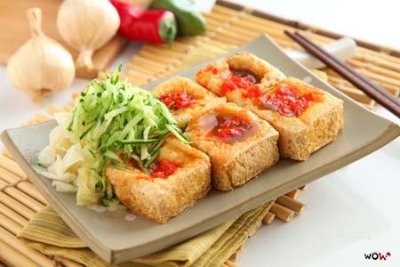 Những món đồ ăn vặt nổi tiếng nhất xứ Đài - 1 Đậu phụ thối, với cái tên tuy
dân dã nhưng món đậu phụ thối rất hấp dẫn