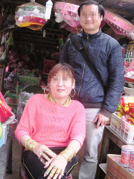 Choáng với hình ảnh người phụ nữ đeo hơn trăm cây vàng ngồi bán hàng mã - 4 Du
khách vào mua hàng và chụp ảnh với đại gia T.