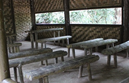 Lán lá “đè bẹp” hầm bê tông trên đất Điện Biên