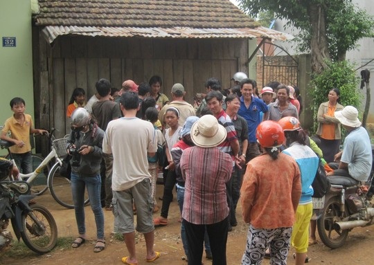 Nhiều
người dân tới xem và chụp ảnh con lợn con mới sinh giống voi