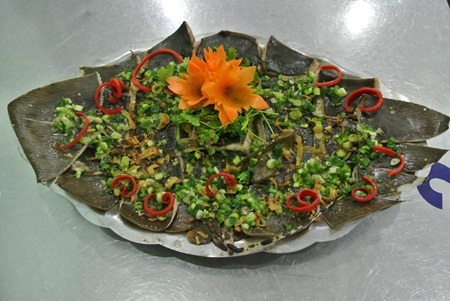  Cá đuối vừa nướng xong có mùi thơm thoang thoảng
lá chuối