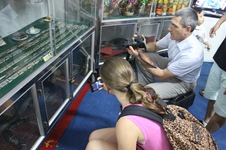 Khách Tây thích thú với làng nuôi thần chết