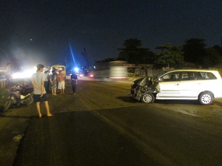 Chiếc xe ô tô 7 chỗ sau khi tông xe khách bị hư hỏng nặng, nằm quay ngang đường