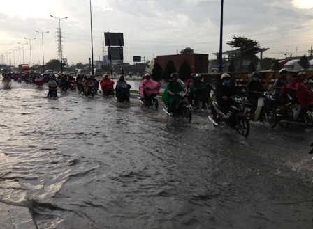 Đường lên cầu Rạch Chiếc ngập nặng sau cơn mưa