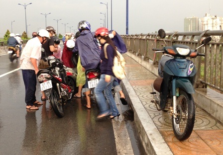 Rất nhiều xe bị chết máy phải dẫn bộ lên cầu tìm chổ sửa