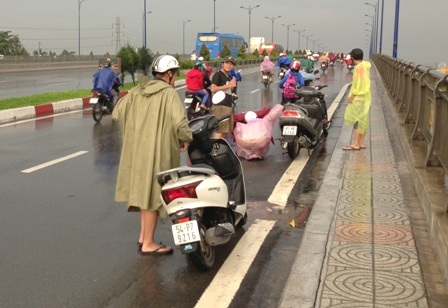 Rất nhiều xe bị chết máy phải dẫn bộ lên cầu tìm chổ sửa