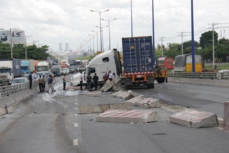 Hiện trường vụ tai nạn trên cầu vượt thép Thủ Đức.