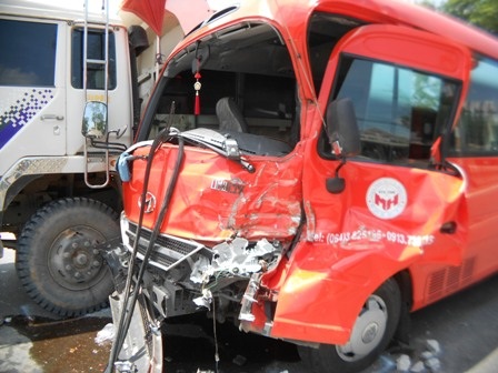 Chiếc xe khách bị hư hỏng nặng