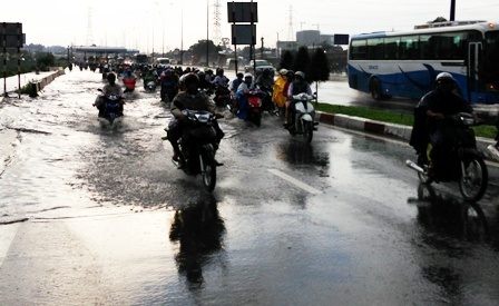 Người tham gia giao thông một phen vất vả khi lưu thông qua cầu Rạch Chiếc