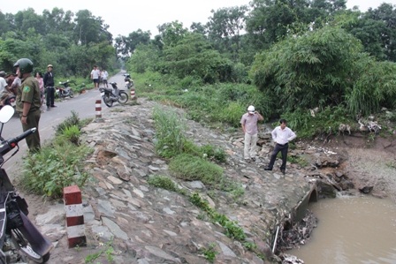 Cống nước nuốt người.