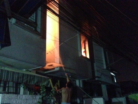 Lửa bất ngờ bùng phát và người dân tìm mọi cách khống chế nhưng không hiệu quả