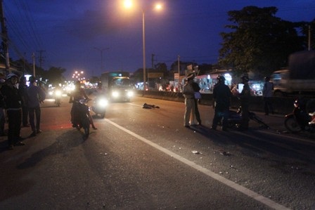 Hiện trường vụ tai nạn do ôtô đi ngược chiều gây ra trên QL1K