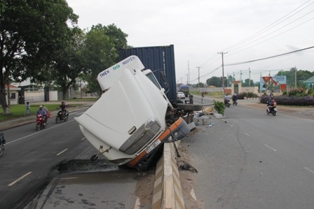 Hiện trường vụ tai nạn do tài xế ngủ gật