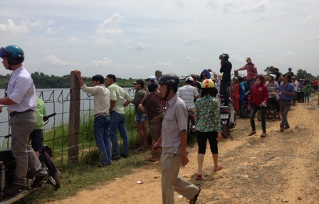 Rất đông người hiếu kỳ vây kín hiện trường theo dõi vụ việc