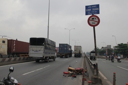 Dù biển báo cấm xe 2 bánh nhưng ông Phương vẫn lưu thông vào và gặp tai nạn.