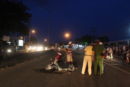 Hiện trường vụ tai nạn do ôtô đi ngược chiều gây ra trên QL1K