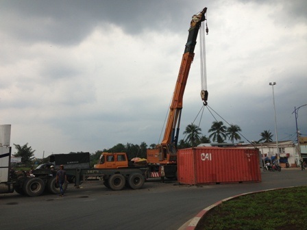 Do ôm cua quá gấp lại không cài chốt không chặt nên thùng container bị văng xuống đường