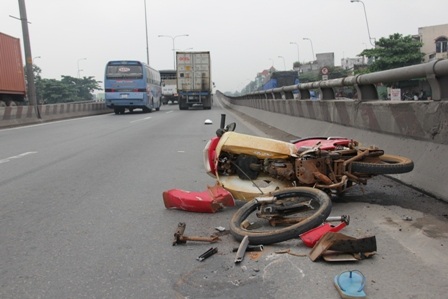  Tai nạn đã khiến cả 2 vợ chồng bị thương nặng, chiếc xe bị vỡ vụn