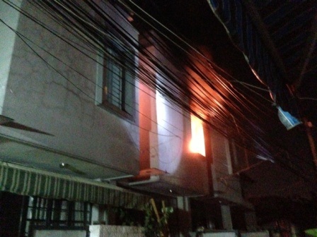 Lửa bất ngờ bùng phát và người dân tìm mọi cách khống chế nhưng không hiệu quả